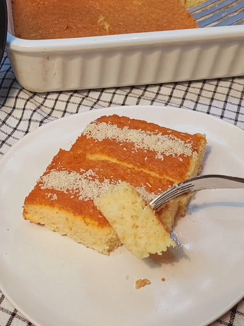 Если вы любите сочную выпечку, которая буквально тает во рту и по вкусу напоминает мороженное, то этот рецепт для вас.