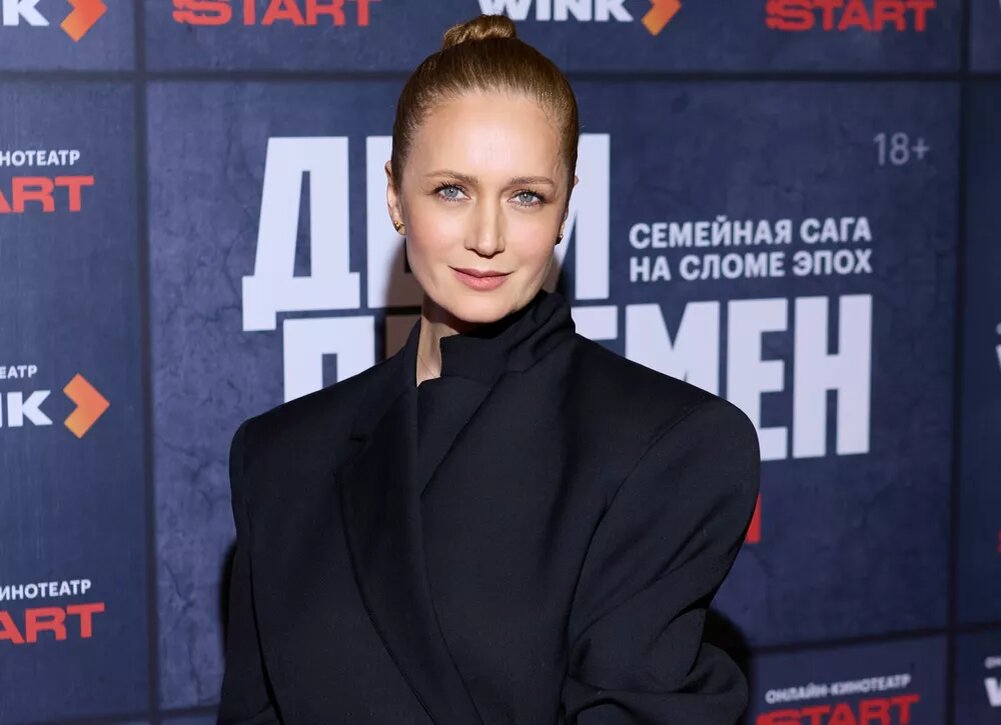    Виктория Исакова с мамой, Рузиль Минекаев и Сергей Гилев — с женами: семейный выход на светской премьере нового сезона "Детей перемен"