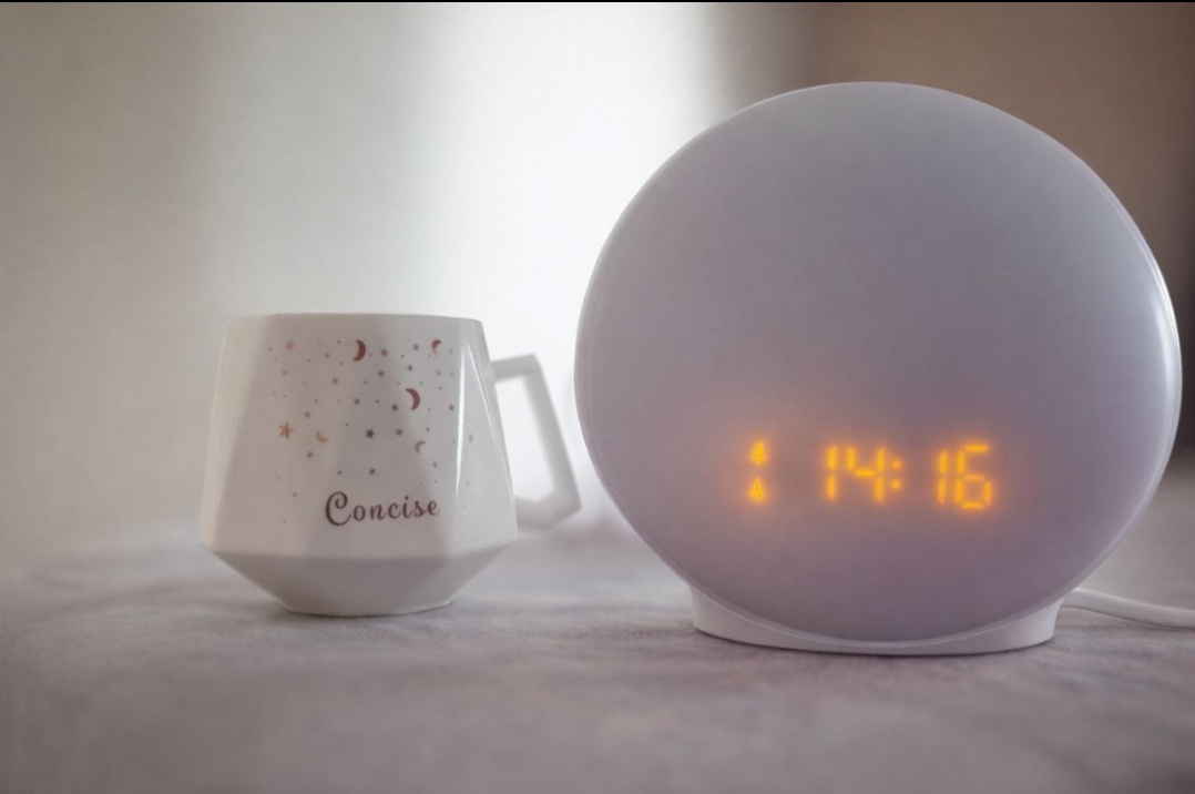 Вот такой будильник стоит теперь дома у ребенка.