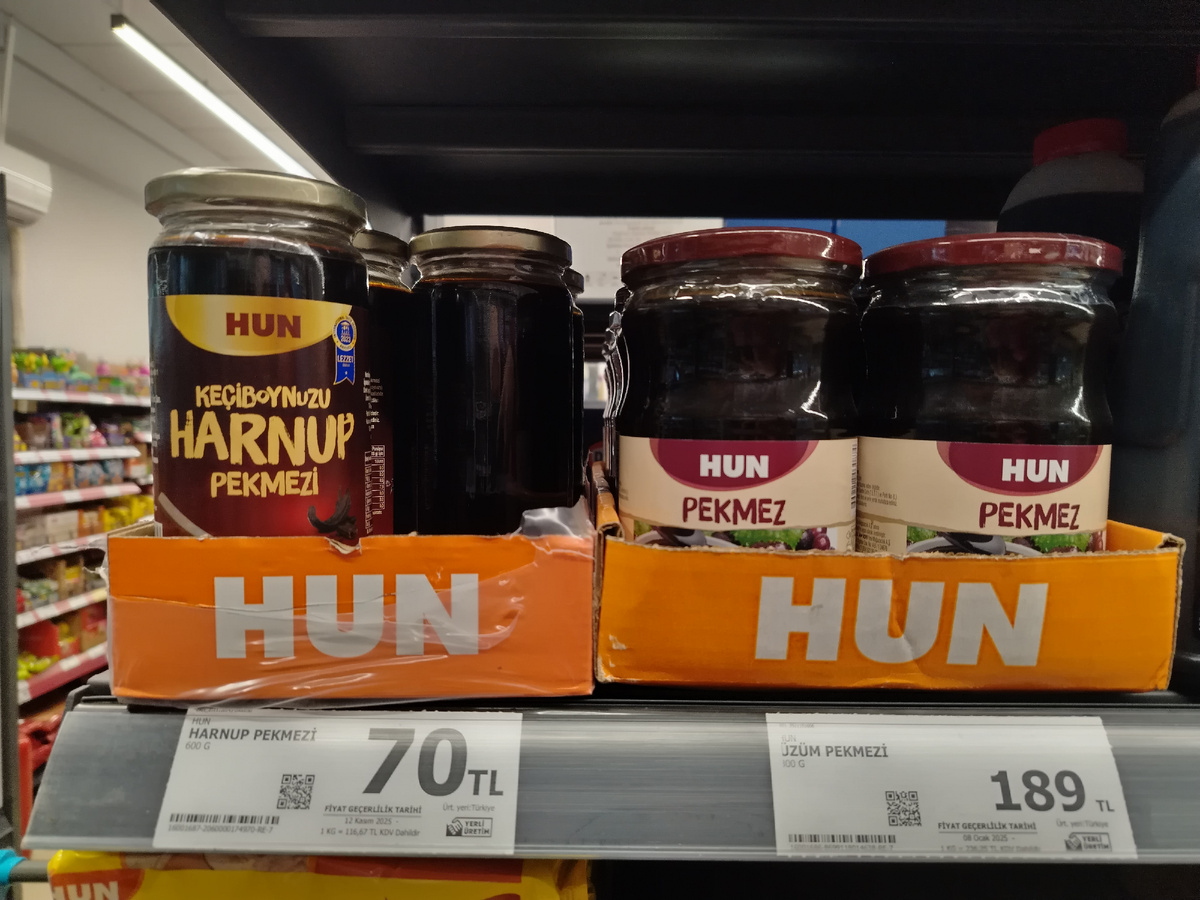 Пекмез из рожкового дерева слева