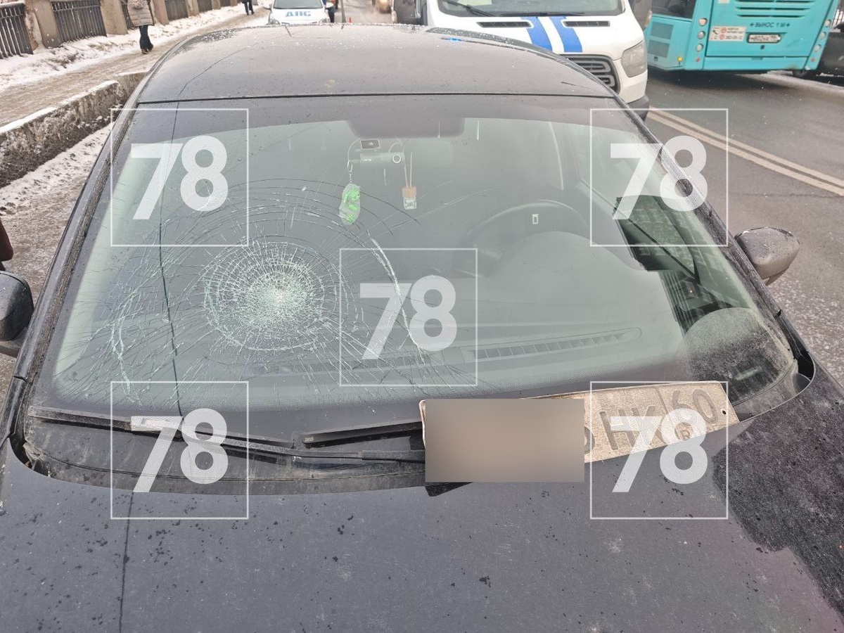 Мигрант угрожать девушке, а затем разбил кулаками лобовое стекло её автомобиля Volkswagen Polo/78.ru
