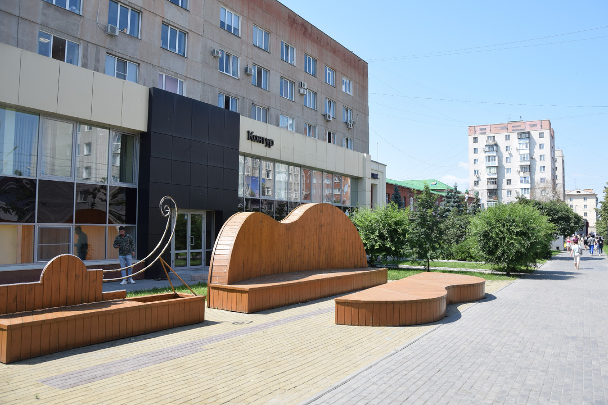 Оформление сквера имени В.С. Высоцкого. Фото автора канала "Приключения Тома Сойера". 