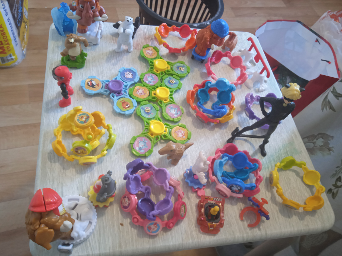 Небольшая коллекция игрушек.