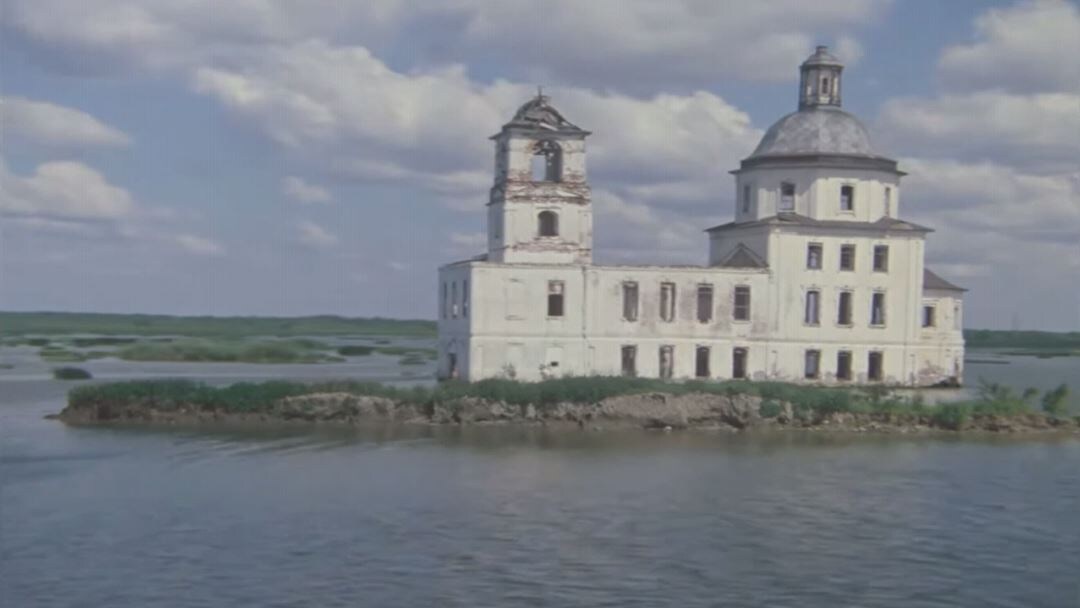 Затопленная церковь Рождества Христова в Крохино в фильме «Калина красная». Съёмка 1973 года