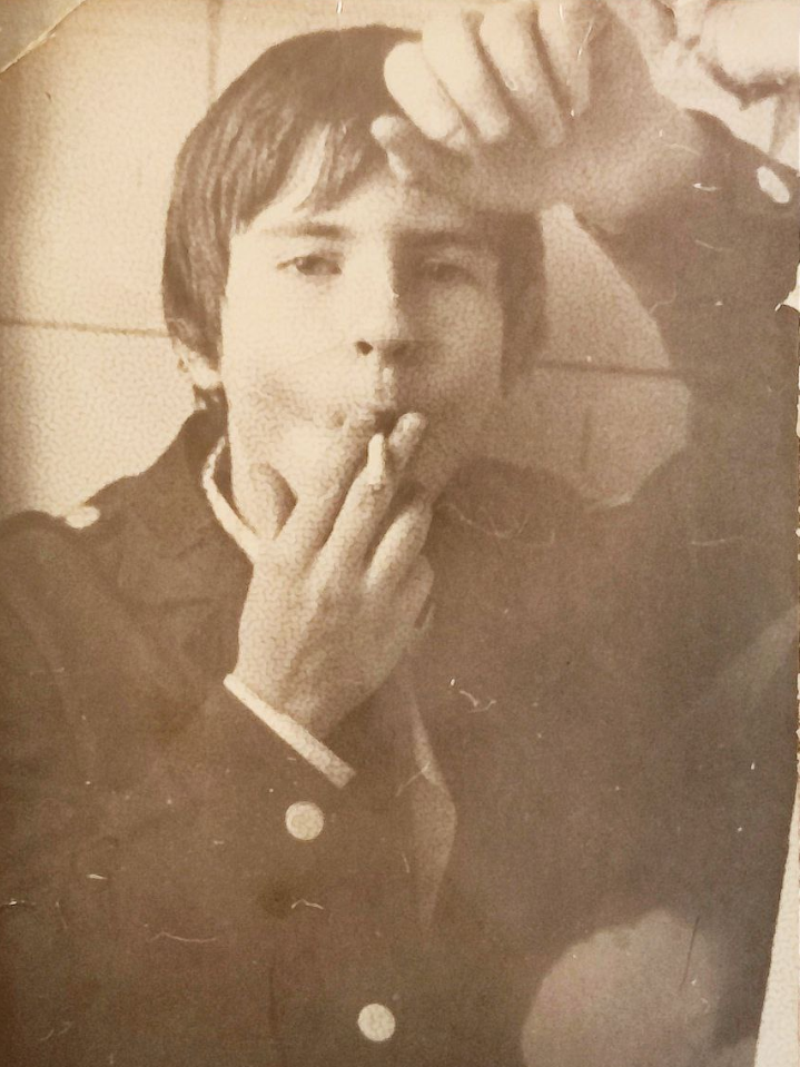 я курю в школьном туалете 7 класс. Снимок знаменит еще тем, что фотограф - Аркаша Высоцкий, сын Владимира Семеновича ) Я учился в 7 классе, а он в 10-м. Несколько десятиклассников Были у нас вожатыми ))