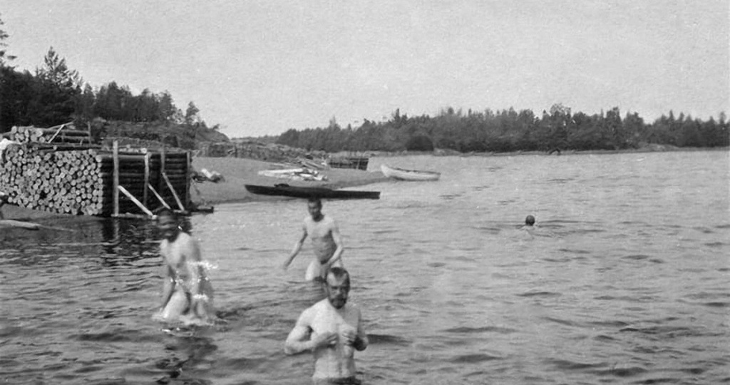 «Император без мундира»: почему Николай II купался голым на виду у офицеров