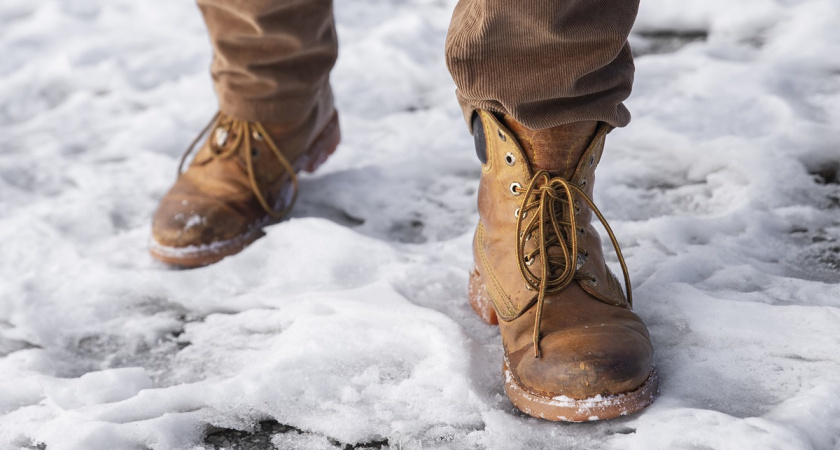 Провожу ваткой по подошве - и перестаю скользить даже на ледяных ступеньках: одного раза достаточно на всю зиму