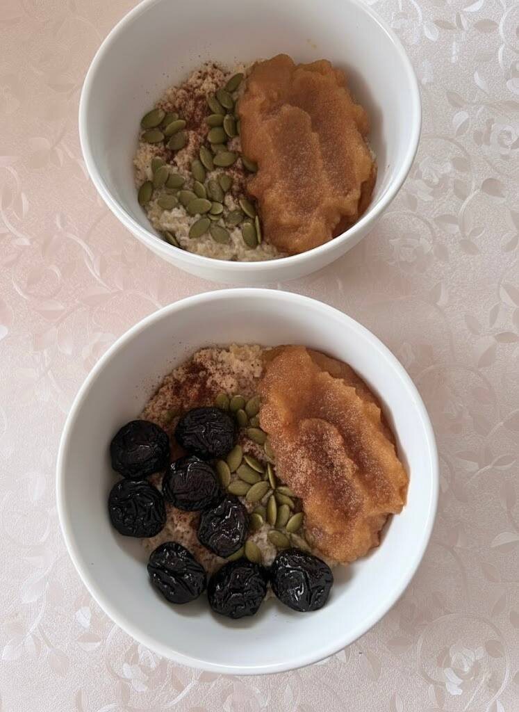 Овсяная каша на воде, корица, яблочное пюре, чернослив и семечки тыквы