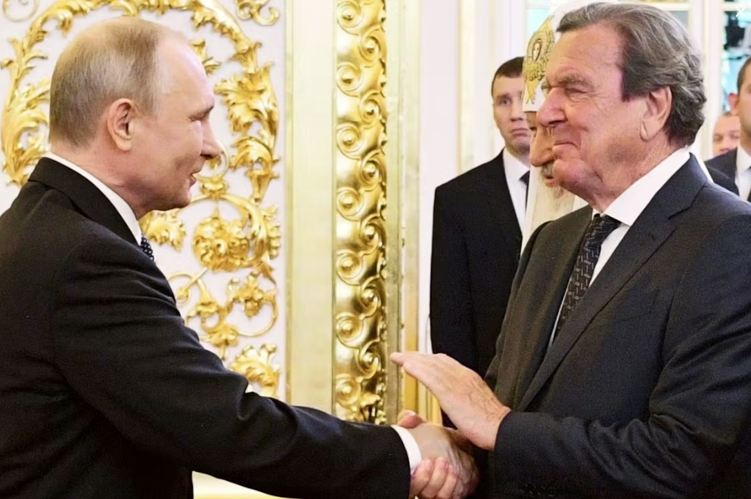 «Поэтому я продолжаю верить в правильность того, что я продвигал в бытность федеральным канцлером: безопасные и надёжные поставки дешёвой энергии из России, что и было продемонстрировано» © Алексей Дружинин/AP