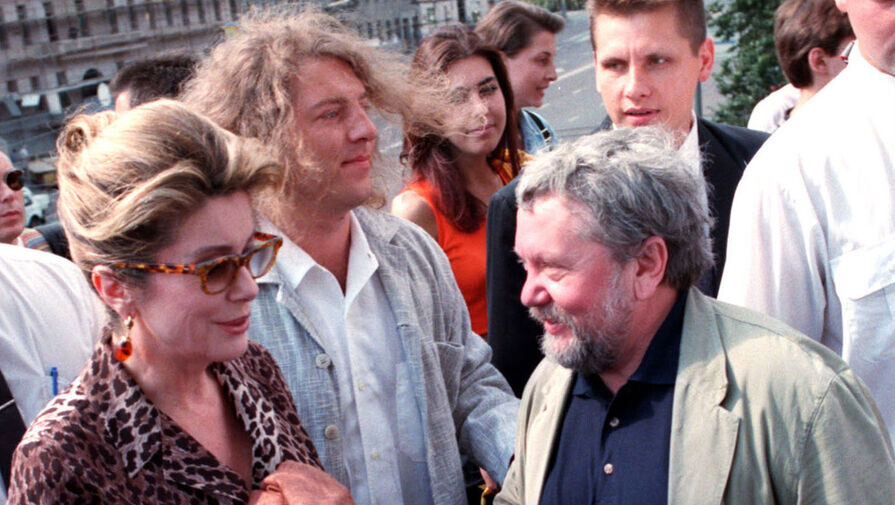 Пресс-секретарь ХХ Московского международного кинофестиваля Александр Олейников и режиссер Сергей Соловьев сопровождают актрису Катрин Денев на встречу с журналистами в Москве, 1997 год ©Игорь Зотин/ТАСС  📷