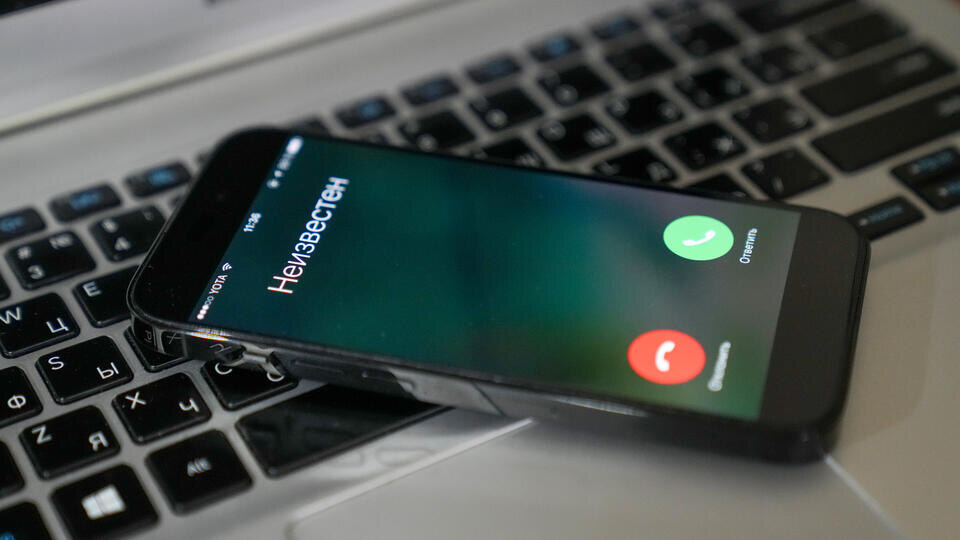     Подросток планировал сжечь полицейские машины по заданию мошенников в Петербурге ИЗВЕСТИЯ/Дмитрий Коротаев