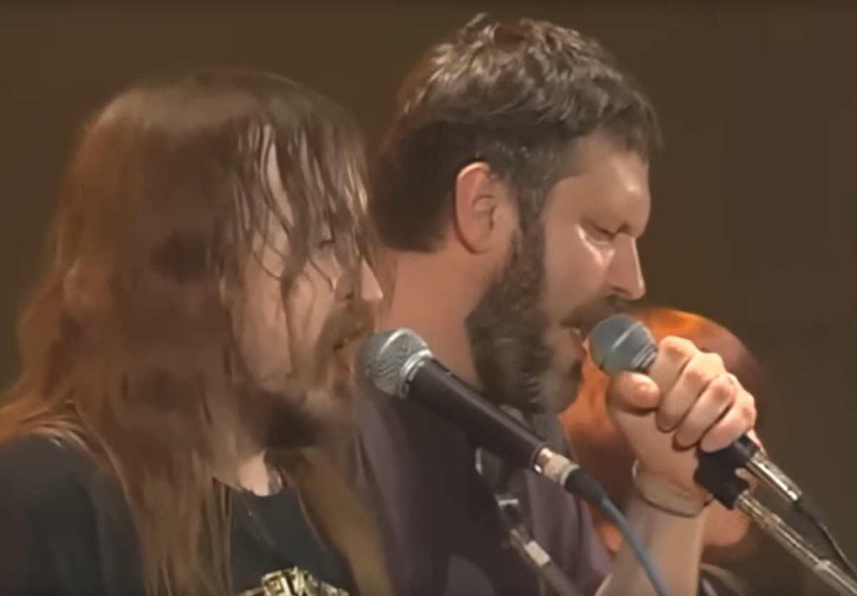 Егор Летов и Дима Кузьмин (ЧЕРНЫЙ ЛУКИЧ). Концерт «ГРАЖДАНСКАЯ ОБОРОНА. XX лет». Скриншот видеозаписи