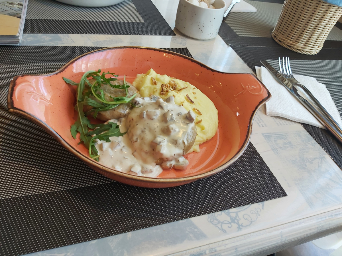 котлетки со сливочным соусом и пюре в "Сицилии"