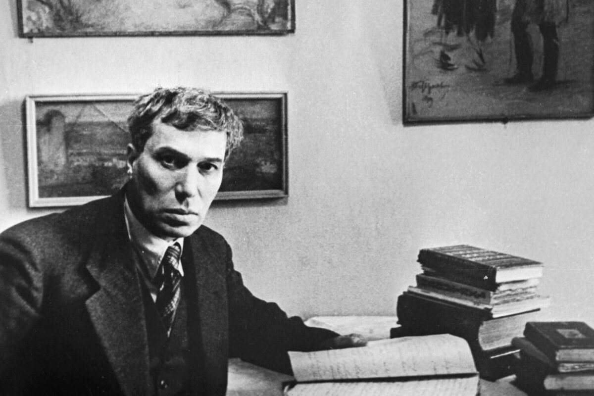 Борис Леонидович Пастернак (1890–1960) — русский поэт, писатель, переводчик. Автор романа «Доктор Живаго», множества переводов с других языков, сборников стихотворений, повестей, статей и эссе. Лауреат Нобелевской премии по литературе (1958).