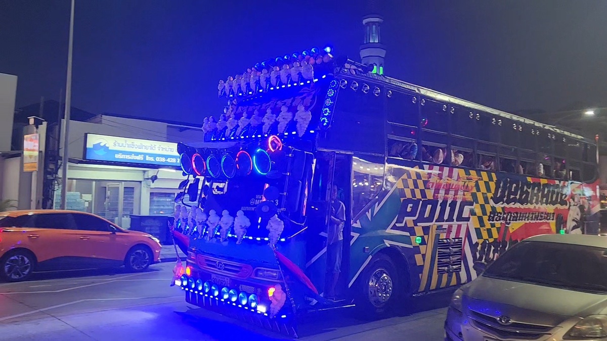 Автобум с мумиями перевозит туристическую группу из Китая