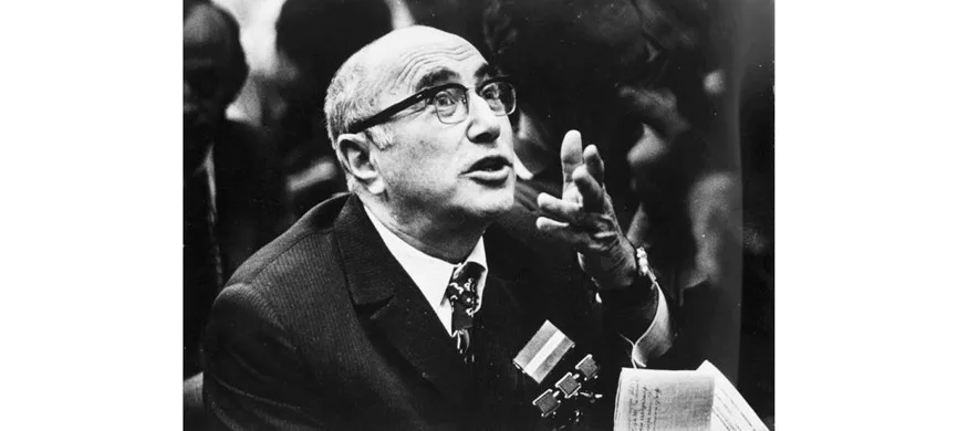 Яков Борисович Зельдович — мощнейшая фигура в отечественной физике. У него было столько научных работ, что на Западе думали, что под этим псевдонимом работает целая группа учёных.