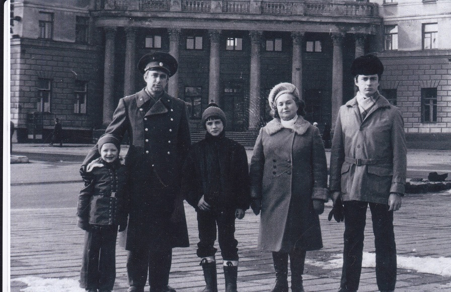 На фото, в отпуске у матери с детьми. Клеили обои, красили окна.