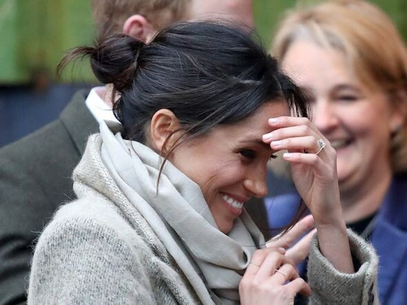 Меган "страдает от внимание прессы". С "небрежным" пучком, которые ее стилист сооружал целый час