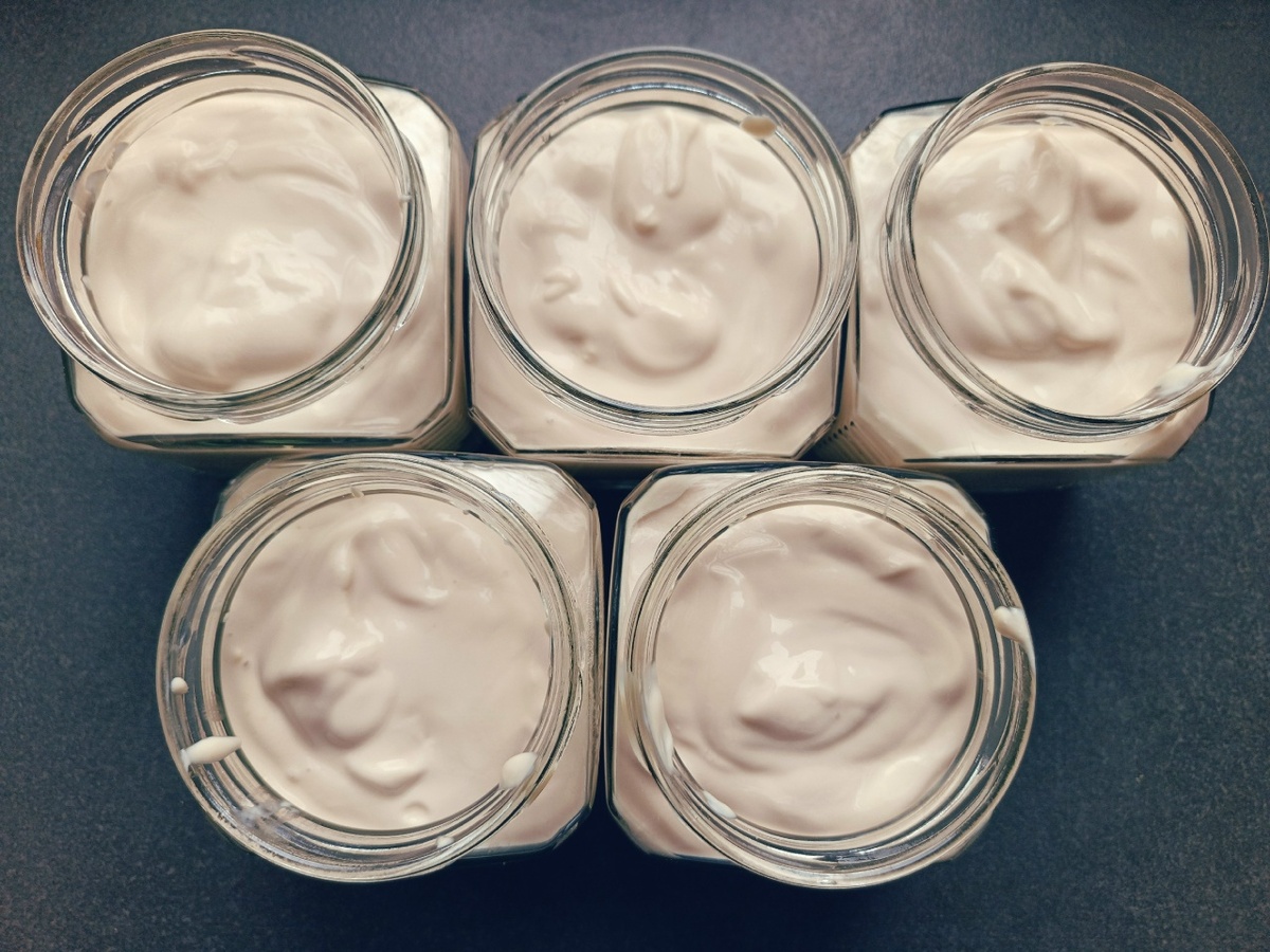 Заполняем баночки ряженкой. Листайте карусель, чтобы увидеть больше