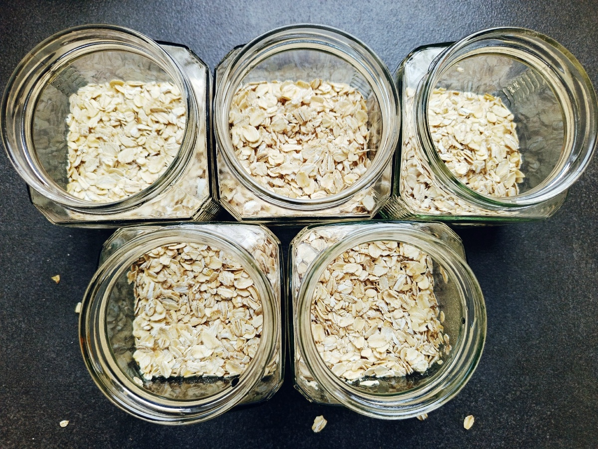 Одну четверть баночки займёт овсянка