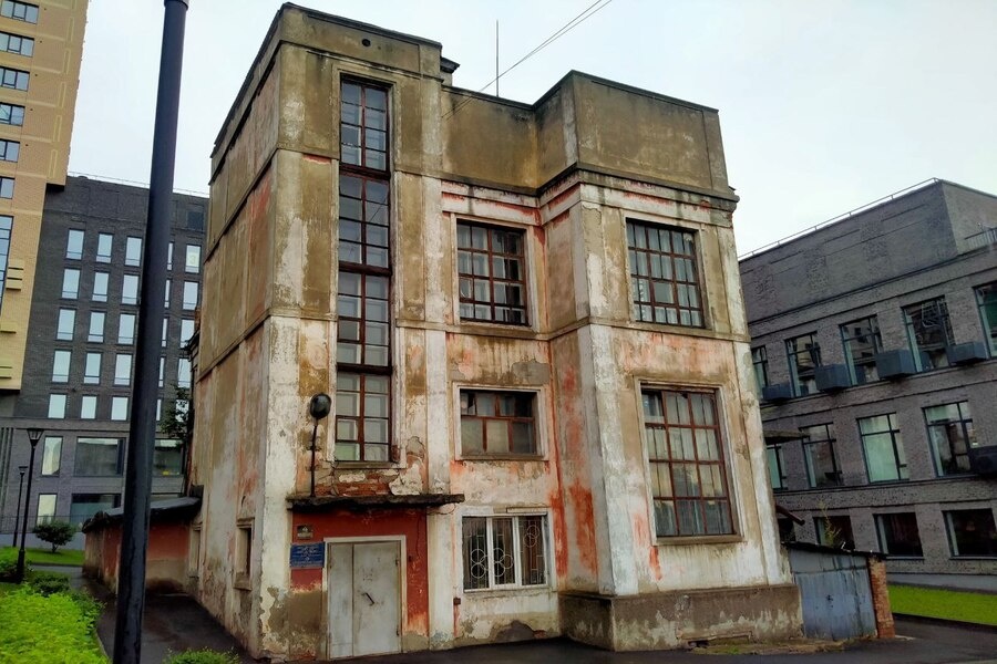 Здание до реставрации. Фотография сделана в июне 2024 года