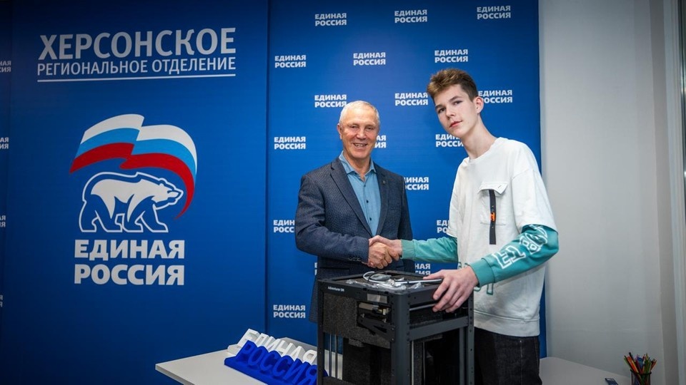    Владимир Сальдо подарил подростку 3D-принтер. Фото: ТГ-канал Владимира Сальдо