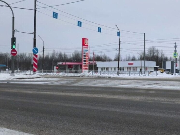     Светофор позволяет выезжать с улицы Парковая на Колмовский мост и улицу Советской Армии. Фото: telegram-канал мэра Великого Новгорода Александра Розбаума