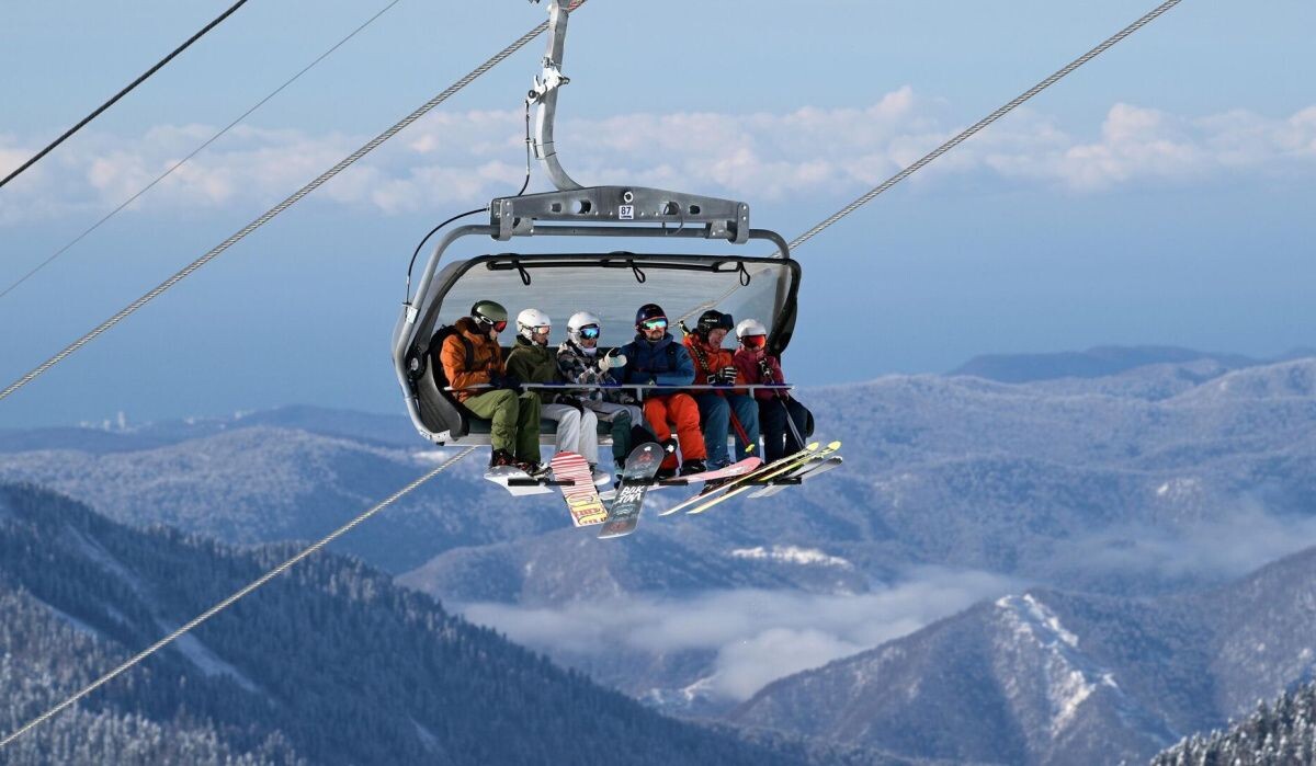     Отдыхающие на подъемнике на горнолыжном курорте "Роза Хутор" в Сочи. Источник: © РИА Новости Автор фото: Артур Лебедев