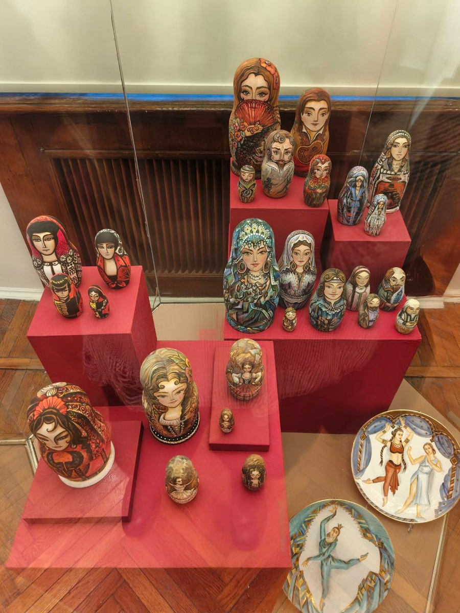 Витрина с матрешками мастерской Охтенская слобода на выставке "Легенда по имени Майя"