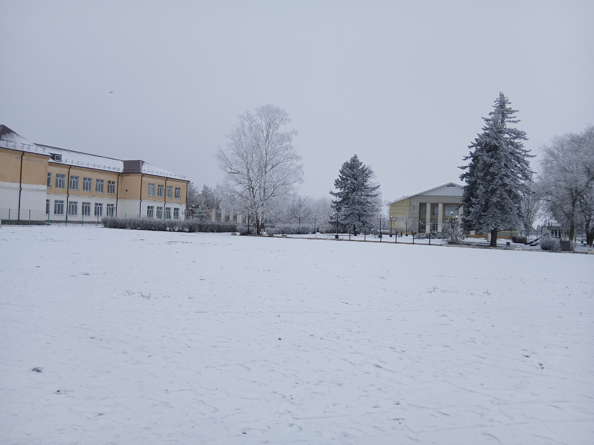 Площадь около школы и ДК. 2026 г