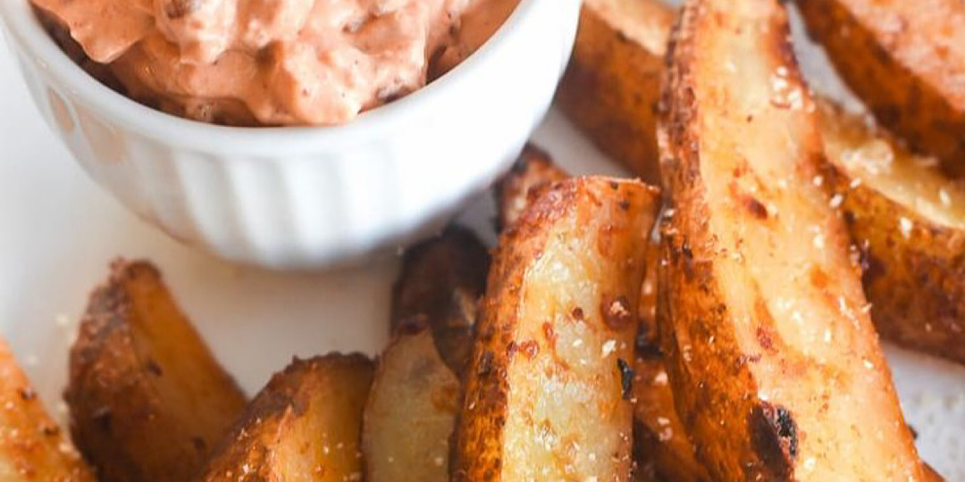 Идеально хрустящие сладкие картофельные дольки с пикантным соусом Ранч