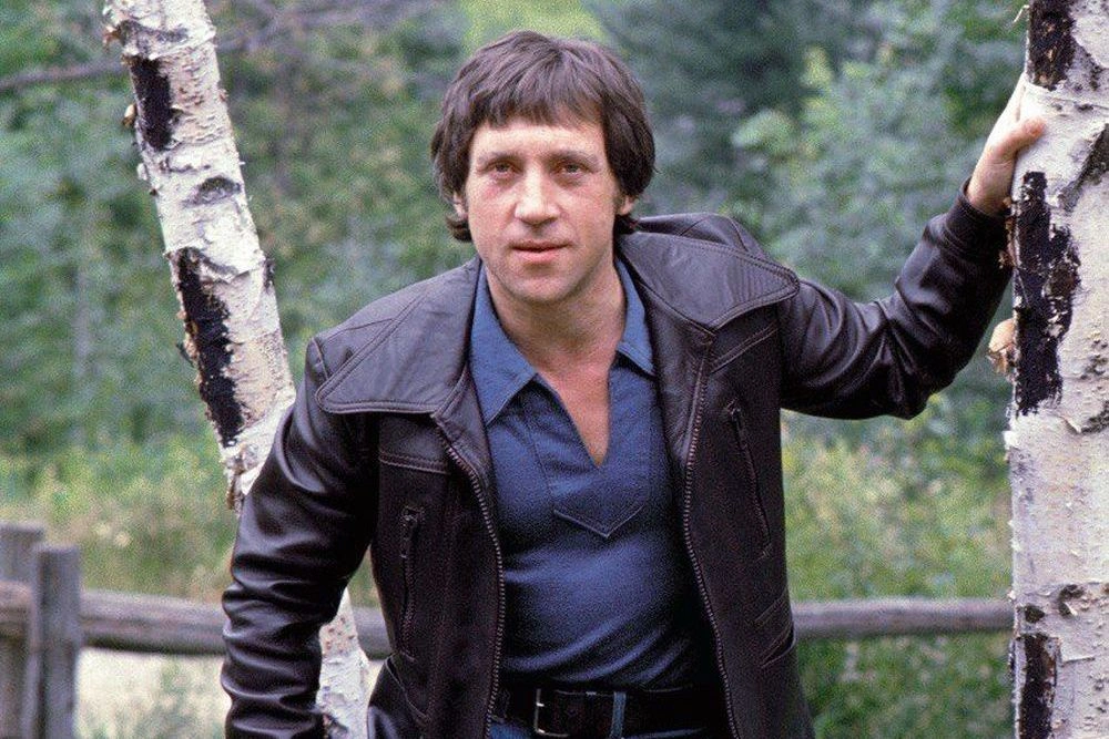 Влади́мир Семёнович Высо́цкий (25 января 1938, Москва — 25 июля 1980, там же) — советский поэт, актёр театра и кино, автор-исполнитель песен (бард), прозаик, сценарист. Как поэт Высоцкий реализовал себя, прежде всего, в жанре авторской песни. Первые из написанных им произведений относятся к началу 1960-х годов. Вначале они исполнялись в кругу друзей, позже получили широкую известность благодаря распространявшимся по стране магнитофонным записям. Поэзия Высоцкого отличалась многообразием тем (уличные, лагерные, военные, сатирические, бытовые, сказочные, «спортивные» песни), остротой смыслового подтекста и акцентированной социально-нравственной позицией автора. В его произведениях, рассказывающих о внутреннем выборе людей, поставленных в экстремальные обстоятельства, прослеживались экзистенциальные мотивы. Творческая эволюция Высоцкого прошла в несколько этапов. В его раннем творчестве преобладали уличные и дворовые песни. С середины 1960-х годов тематика произведений начала расширяться, а песенные циклы — складываться в новую "энциклопедию русской жизни". В 1970-х годах значительную часть творчества Высоцкого составляли песни и стихотворения исповедально-философского характера, поэт часто обращался к вечным вопросам бытия