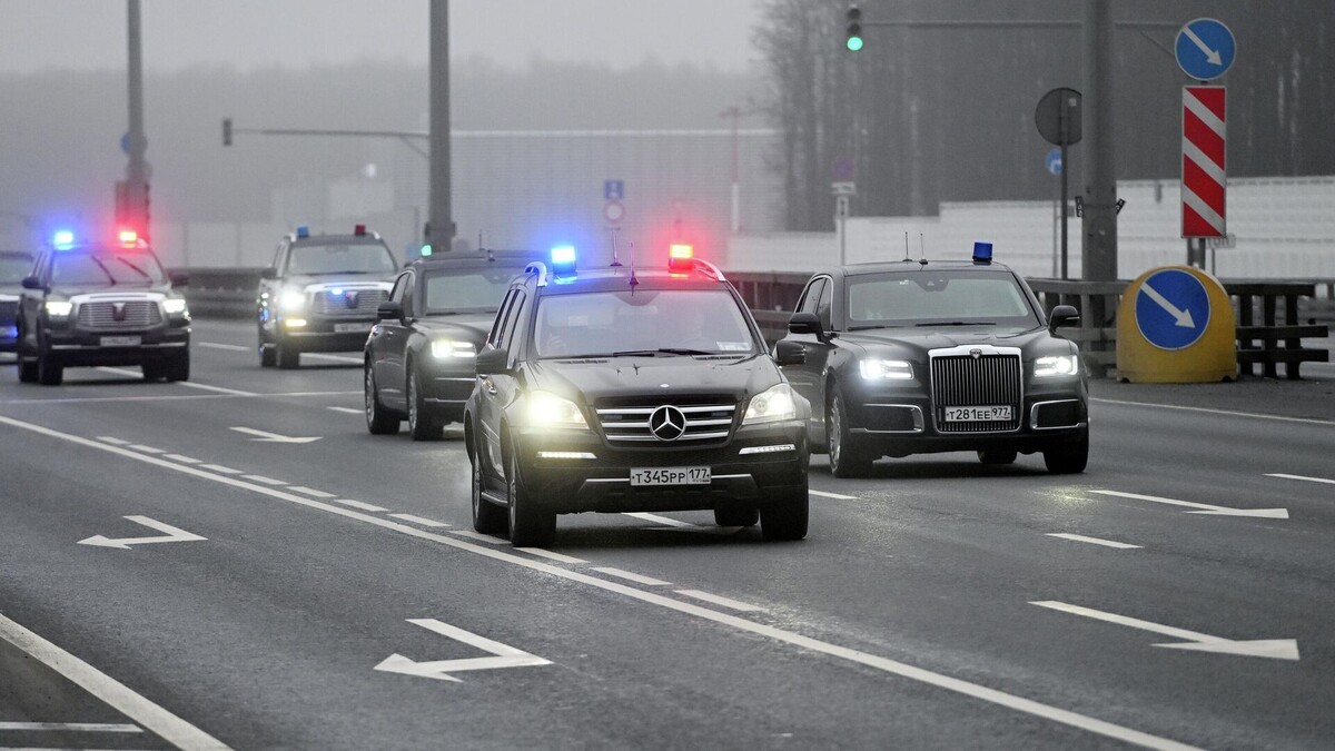 Из аэропорта под охраной в Кремль.