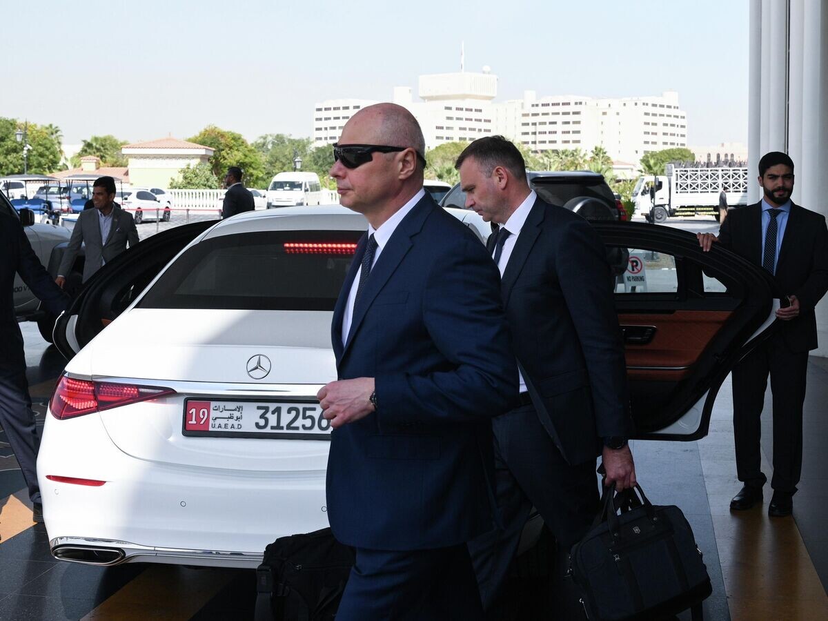    Выезд российской делегации из отеля для участия в трехсторонней встрече делегаций России, США и Украины в Абу-Даби | © РИА Новости / Кирилл Зыков