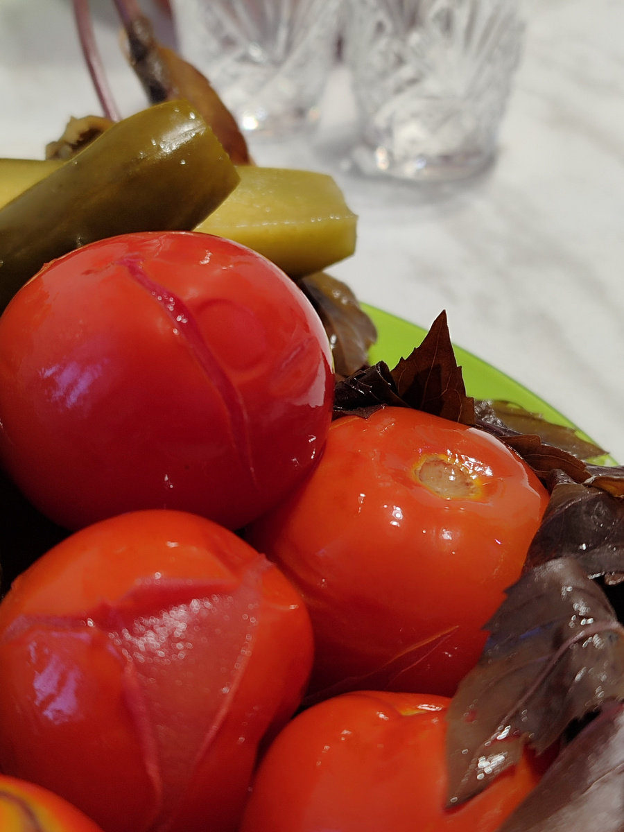 Томаты с базиликом - это бомба , товарищи