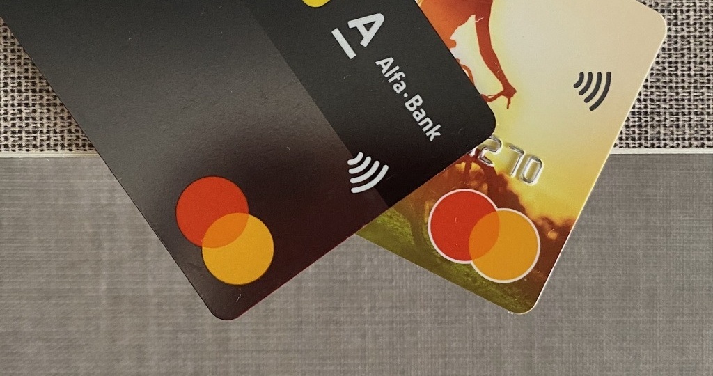 Жители РФ нашли отличную замену банковским картам и активно переходят на нее