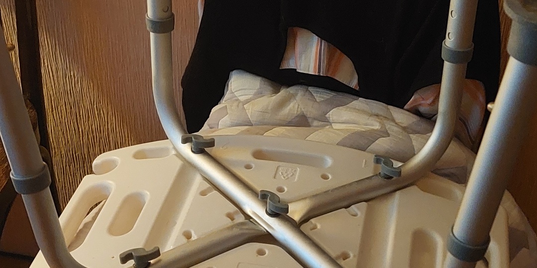 Сломался хлибенький стульчик для ванной. Стульчик с суровым названием "ТИТАН"