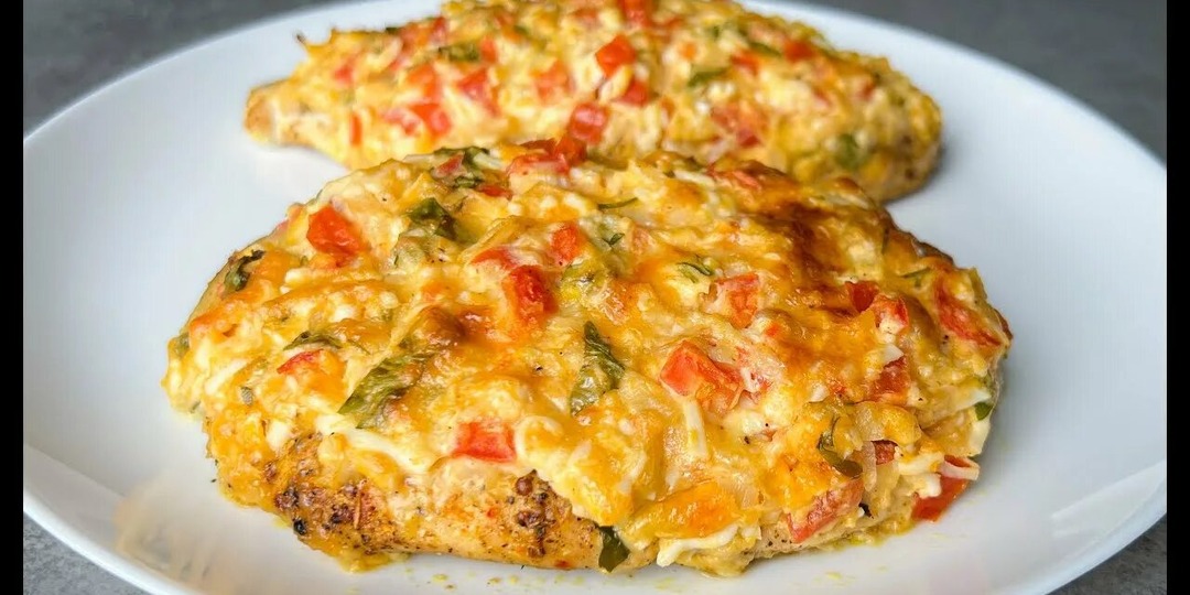 Куриная грудка под шубой в духовке: сочное мясо под хрустящей корочкой