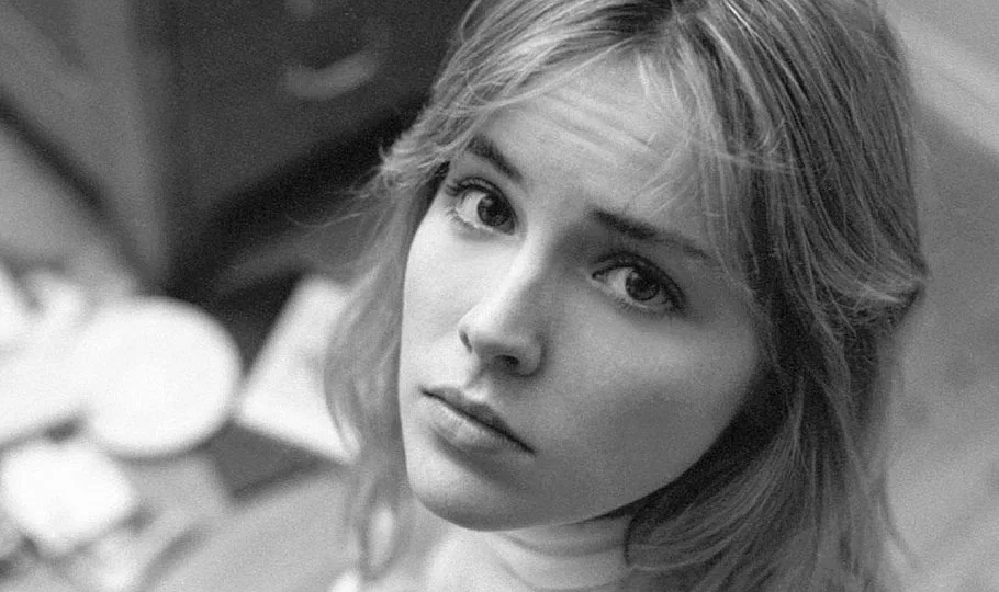 Каменная девушка Шэрон