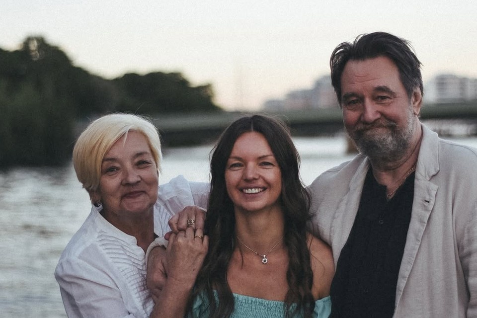    Алиса Гребенщикова вместе с мамой и отчимом. Фото: Соцсети актрисы