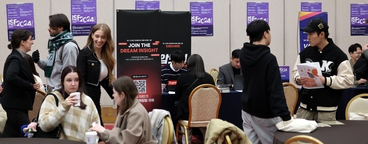 Иностранные студенты беседуют с рекрутерами компании во время Ярмарки вакансий и стартапов для иностранных студентов в Университете Сечжон в округе Кванчжин-гу, Сеул (Newsis)