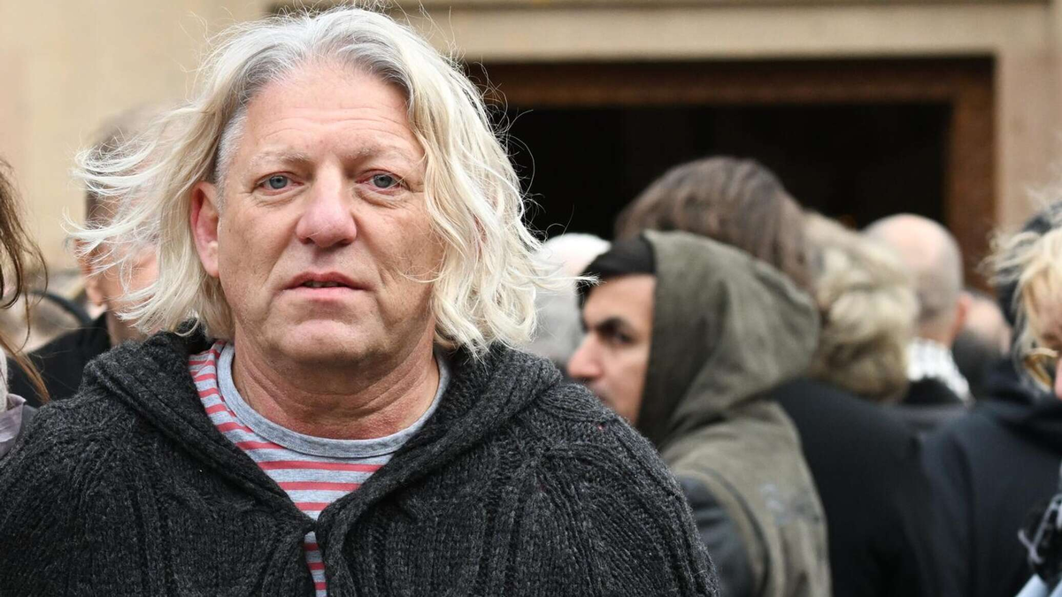 В телеэфир Александр Олейников впервые попал как ведущий «Программы X» на «1-м канале Останкино» с 1991 по 1993 годы. 