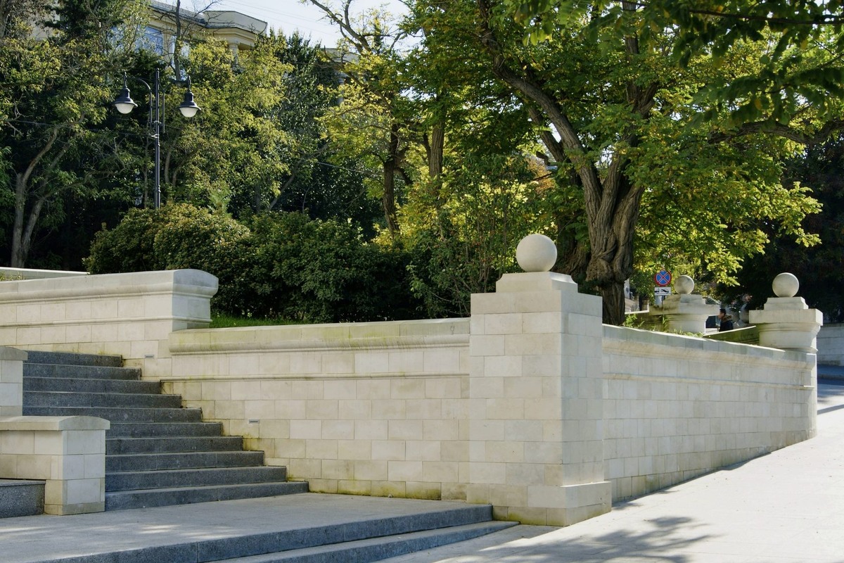 Балюстрада в Севастополе из инкерманского камня.