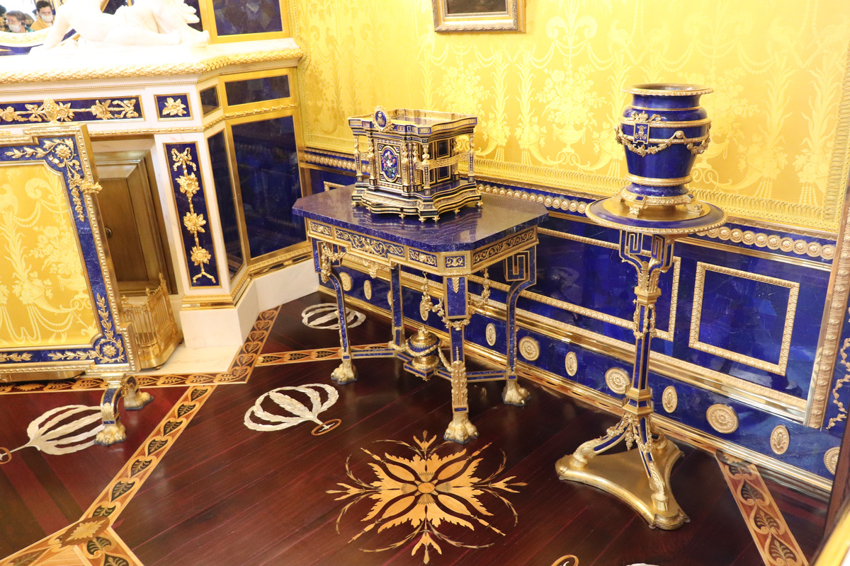 Вот он - один из героев сегодняшнего рассказа в Лионском зале Екатерининского дворца