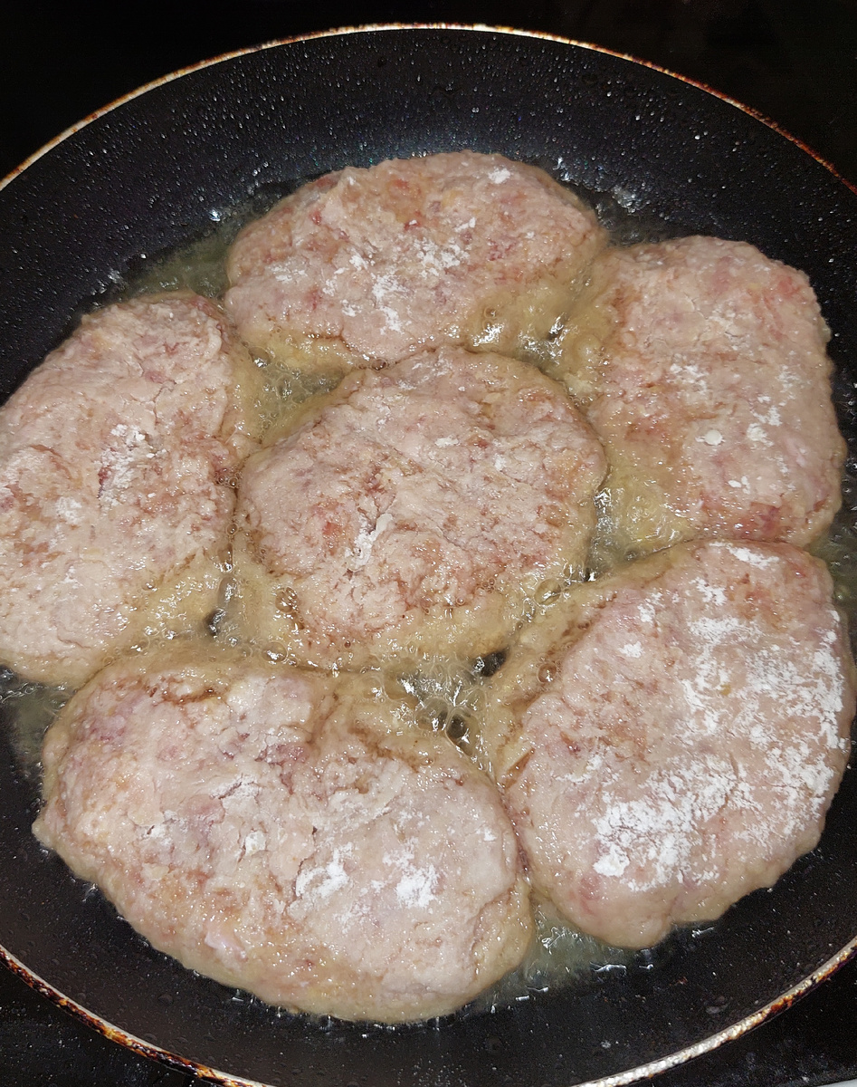 Котлетки в процессе жарки.