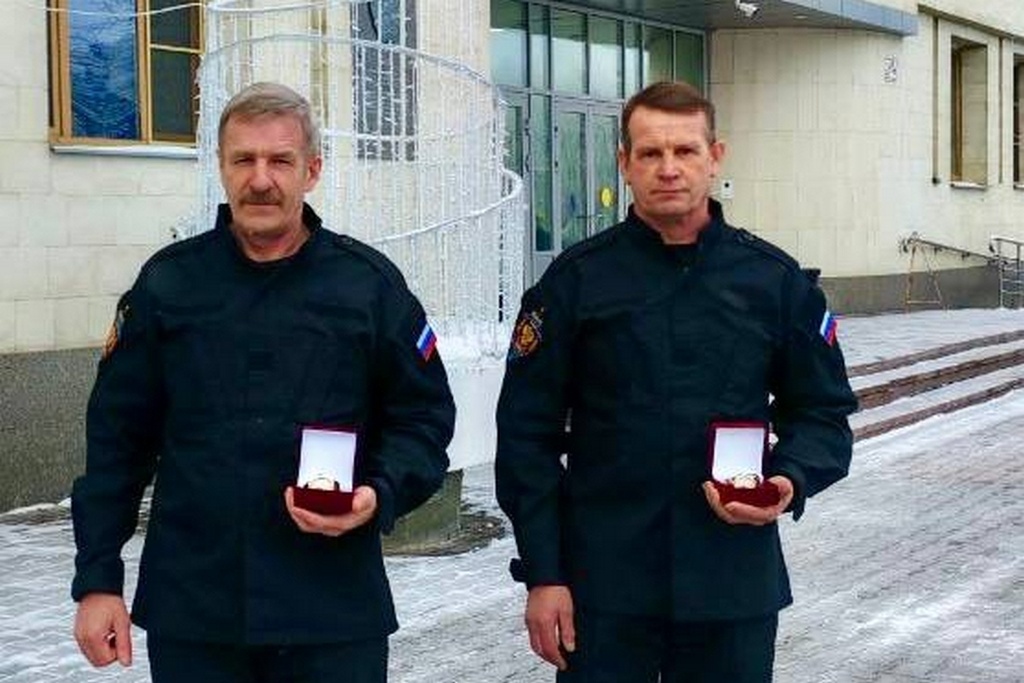    В региональном правительстве награды получили сотрудники охранного предприятия "Карат-Север", вступившие в боевой контакт с беспилотниками, атаковавшими объект энергетики.