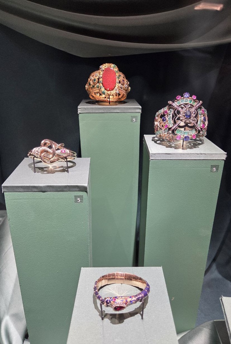 Браслеты. Россия. XIX в. золото, серебро, алмазы, рубины, изумруды, цирконы, шпинель, стекла, гранат, альмандины, халцедоны, эмаль, аметист, гессониты, малахит, бирюза