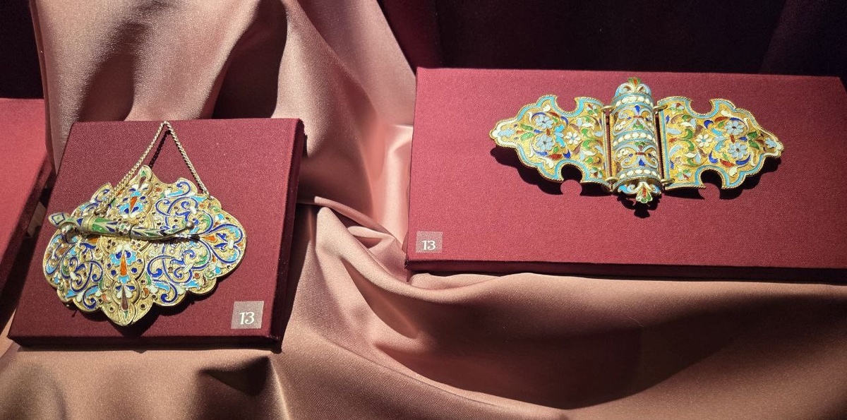 Декоративная пряжка для пояса. Россия. XIX в. серебро, стекла, эмаль. Пряжки для пояса. Москва. 1899-1908 гг. серебро, эмаль