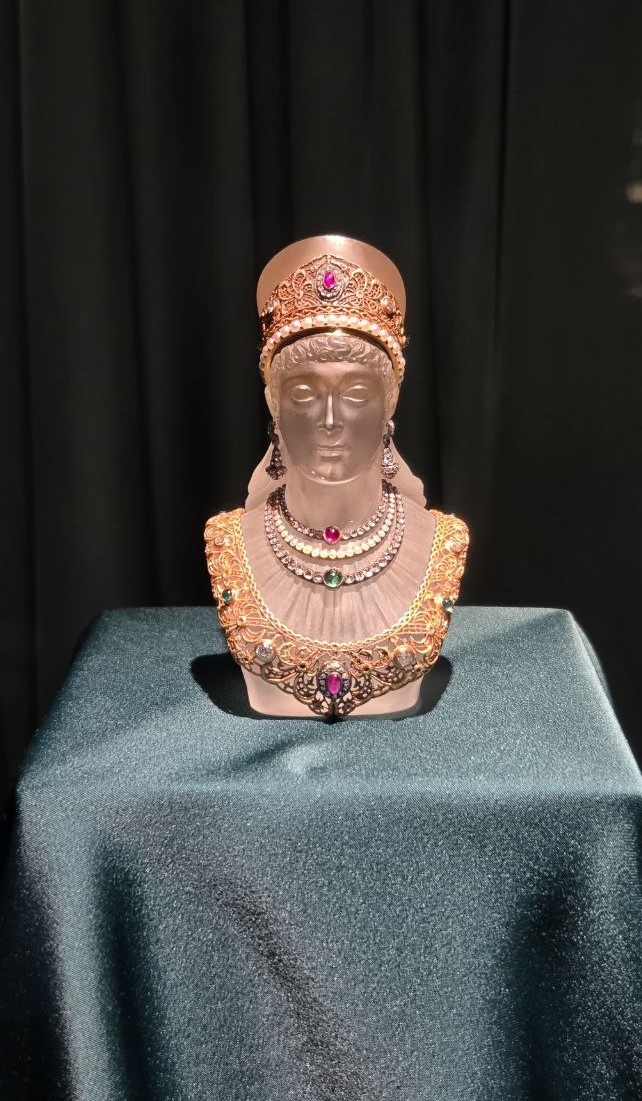 Флакон для духов. Париж. XIX Ювелирный дом Boucheron Золото, алмазы, бриллианты, рубины, изумруды, сапфиры, жемчуг, кварц