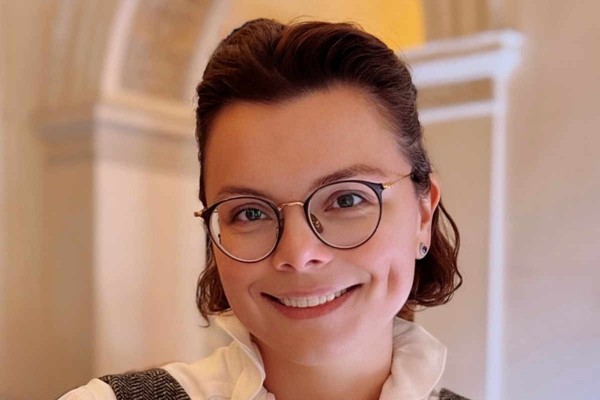     Жена Евгения Петросяна снялась в купальнике с голой спиной на Мальдивах